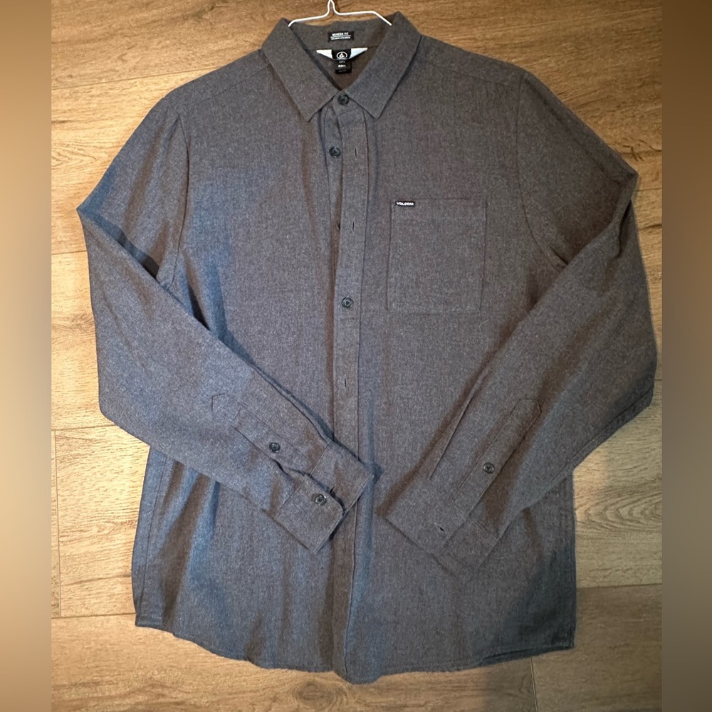 Men’s Volcom Grey Button-up size Large